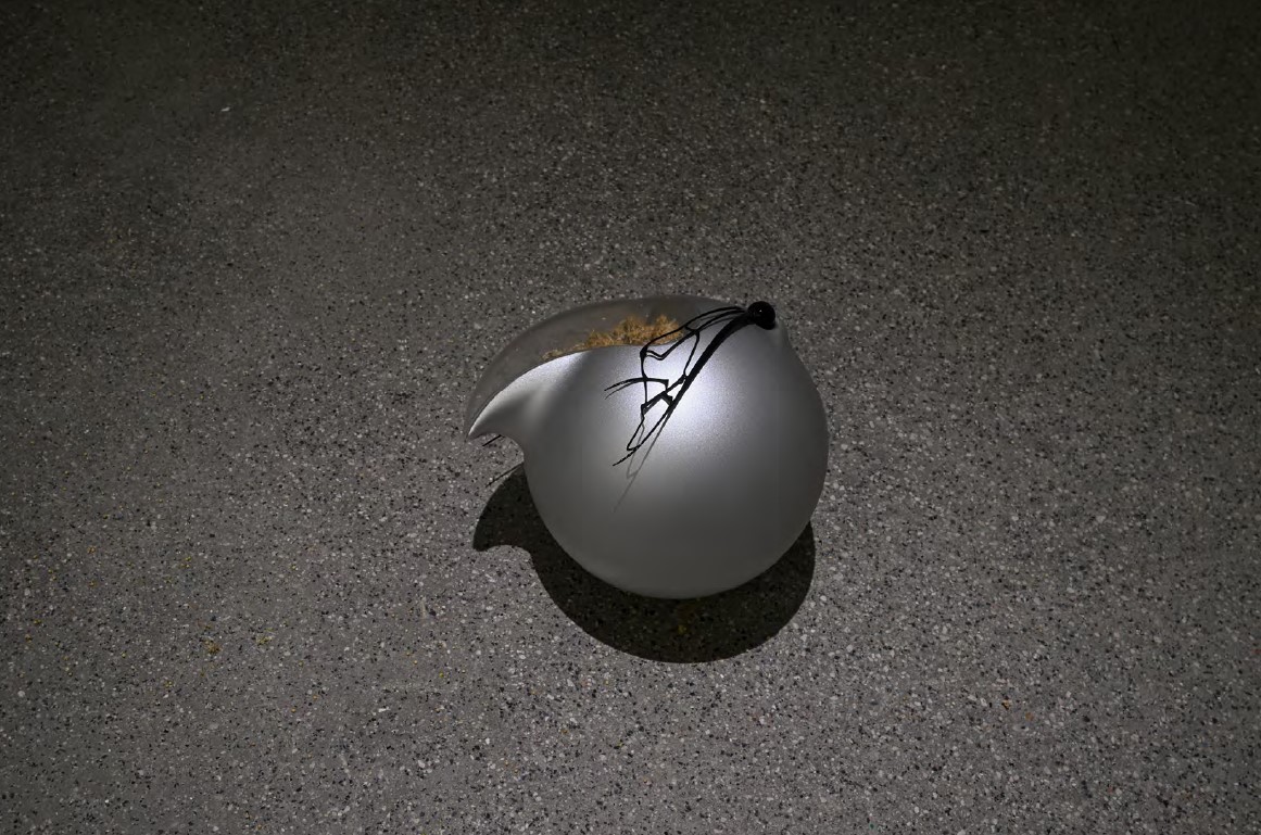 Photographie de l'oeuvre intitulée Bourdonnements, réalisée en aluminium et résine