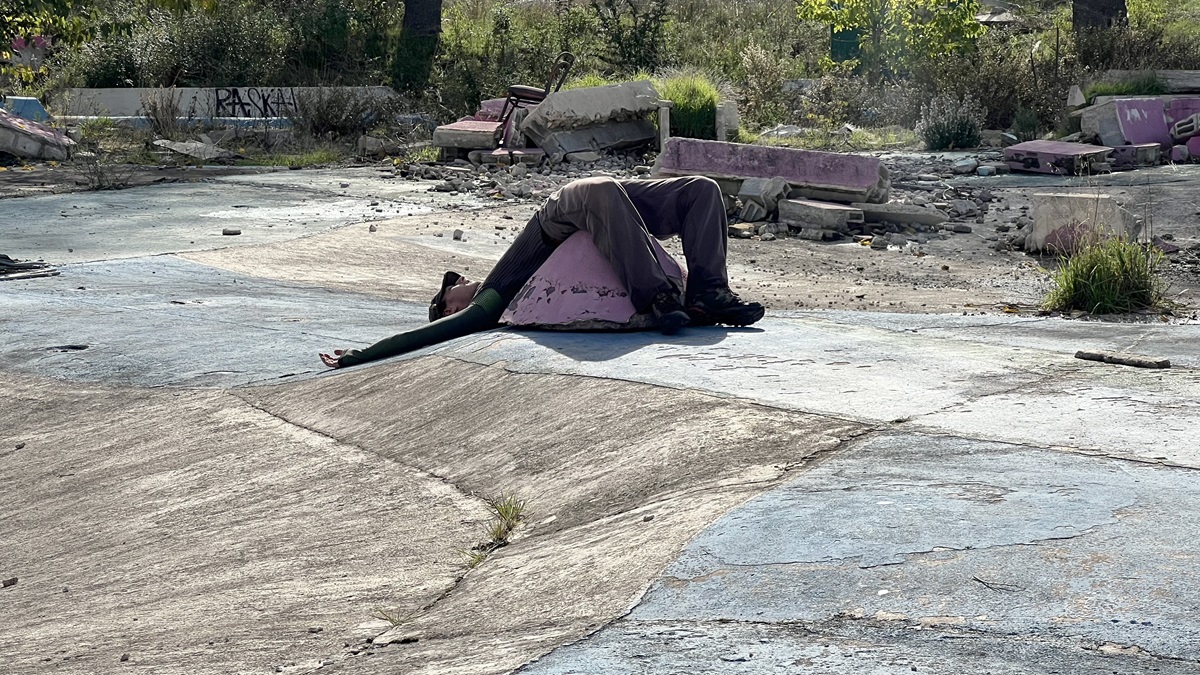 Photographie d'illustration de l'événement / jeune homme allongé au sol dans un skatepark désaffecté 