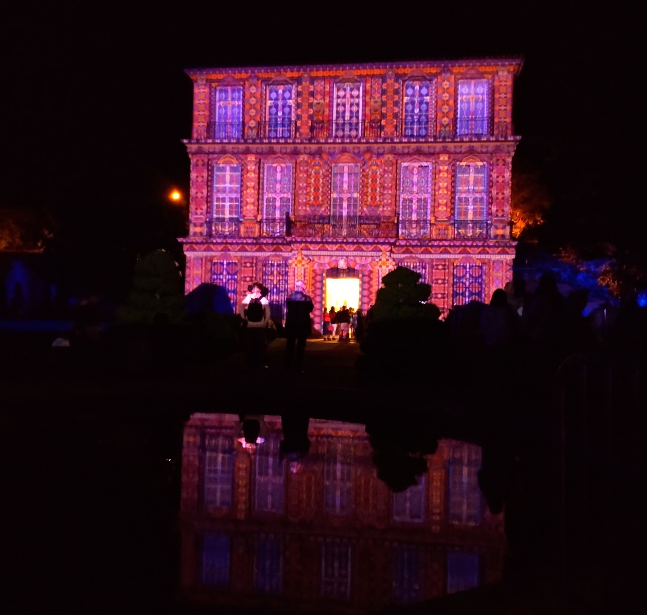 Photo d'un mapping projeté sur la façade du Pavillon de Vendôme la nuit