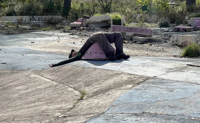 Photographie d'illustration de l'événement / jeune homme allongé au sol dans un skatepark désaffecté 