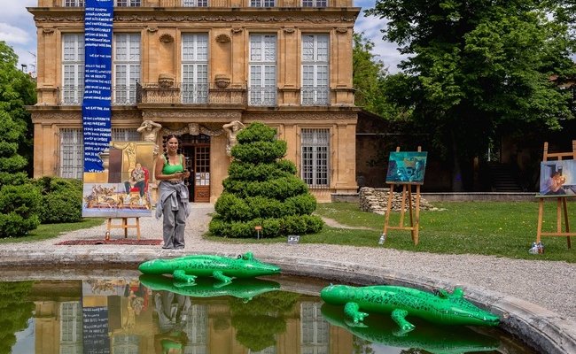 Photo de l'édition 2025 : œuvres installées dans les jardins du Pavillon de Vendôme 