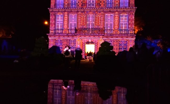 Photo d'un mapping projeté sur la façade du Pavillon de Vendôme la nuit