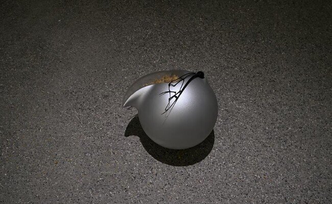 Photographie de l'oeuvre intitulée Bourdonnements, réalisée en aluminium et résine