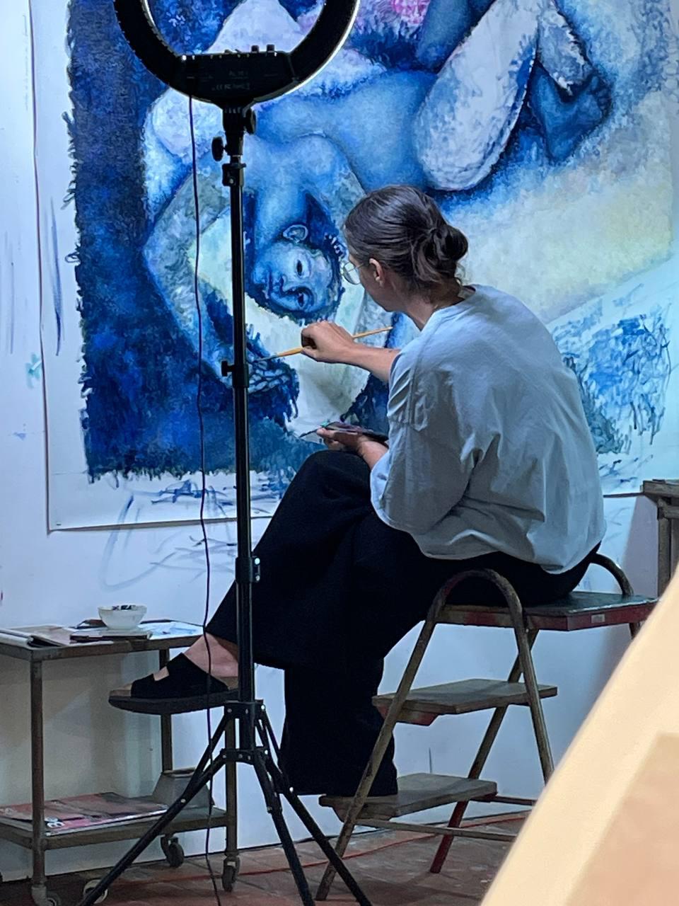 Photographie de l'artiste Clémence Martin en train de peindre