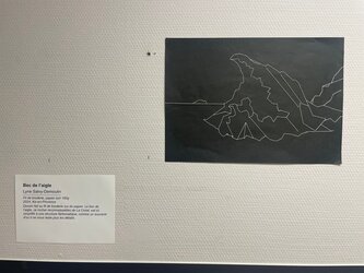 Photo d'une reproduction de la Sainte Victoire, brodée de blanc sur fond noir