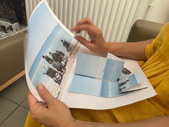 Photo des mains d'une résidente manipulant une photo d'Arina Essipowitsch